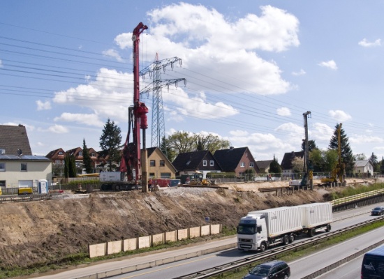 Die Phalanx der großen Bohrmaschinen am Rande der Autobahn A7 in Schnelsen