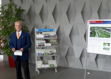 Verkehrskoordinator Gerhard Fuchs eröffnet die Info - Wanderausstellung
