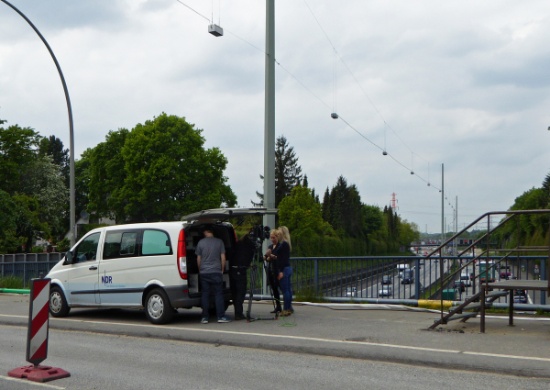 Ein NDR Übertragungswagen auf der A7 Brücke des Wördemanns Wegs in Stellingen