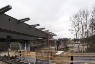 Die letzte Lücke der neuen Langenfelder Brücke über dem Binsbarg.