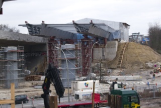 Das nördliche Ende der neuen Langenfelder Brücke schiebt sich über den Rohlfsweg.