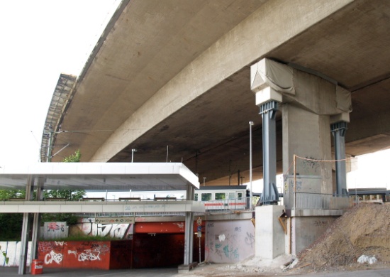 Zusaetzliche Stützen unter der Langenfelder Autobahnbrücke