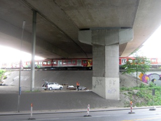 Die S-Bahn unter der Langenfelder Autobahnbrücke