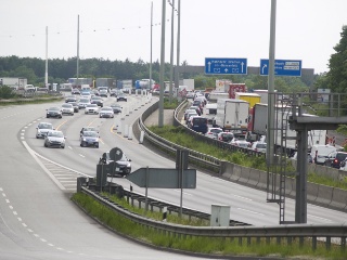 Die Langenfelder Brücke von Stellingen aus gesehen, seit Beginn der Baustelle werden die Stauzeiten länger