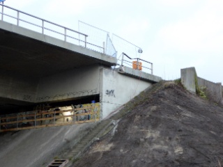 Von der Seite sieht man, wie sich die alte Brücke über den Auflagepunkt anhebt. Wenn sie höher als die Fahrban ist, wird sie nach rechts verschoben und abgebrochen.