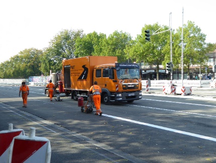 Fahrbahnmarkierungen werden auf die neuen Fahrbahn aufgebracht.