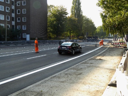 Trotz Absperrungen und Verbotsschilder fahren etliche Autofahrer auf die Baustelle.
