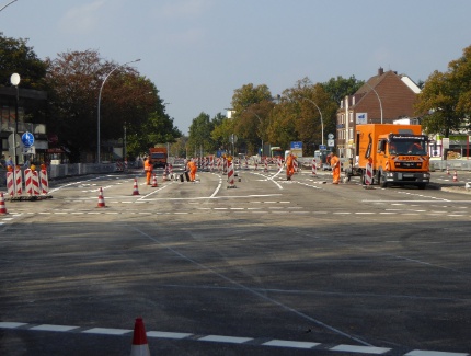 Fahrbahnmarkierungen werden auf die neuen Fahrbahn aufgebracht.