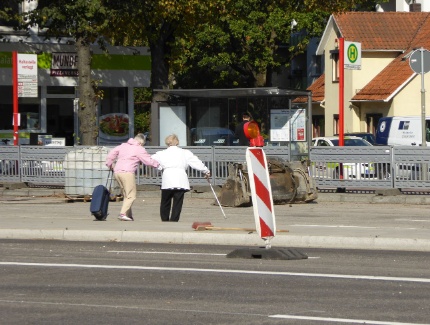 Auch Fußgänger können nicht lesen und laufen sogar mit Gehbehinderungen durch die Baustelle.