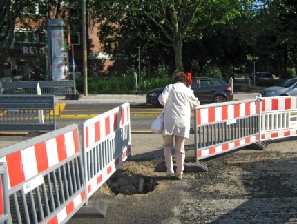 Selbst Absperrgitter werden beiseitegeschoben, um verbotenerweise über die Baustelle zu laufen.