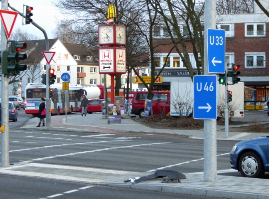 Die neue Kreuzung Kieler Straße/Sportplatzring mit den Resten des ersten Unfalls im Januar 2015.