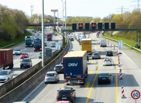 Das Autobahnkreuz Hamburg Nordwest mit den Markierungen der schmaleren Fahrspuren innerhalb der Baustelle.